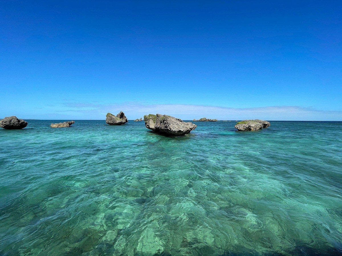 奇石と美しい海