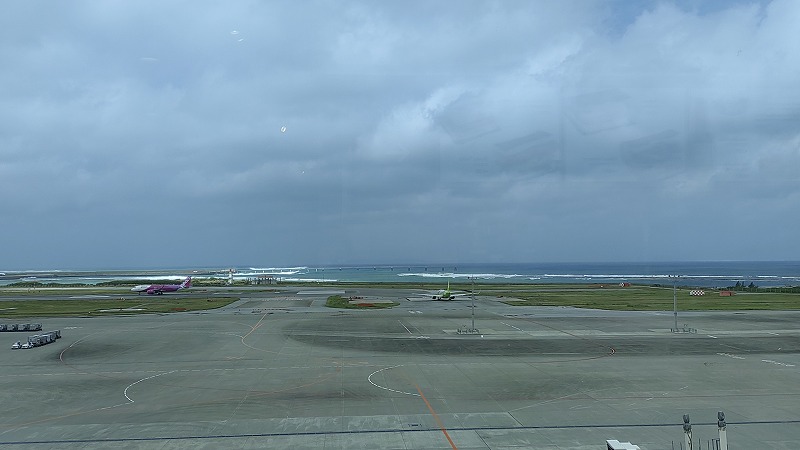 那覇空港国際線エリア４階フードコートから見える飛行場